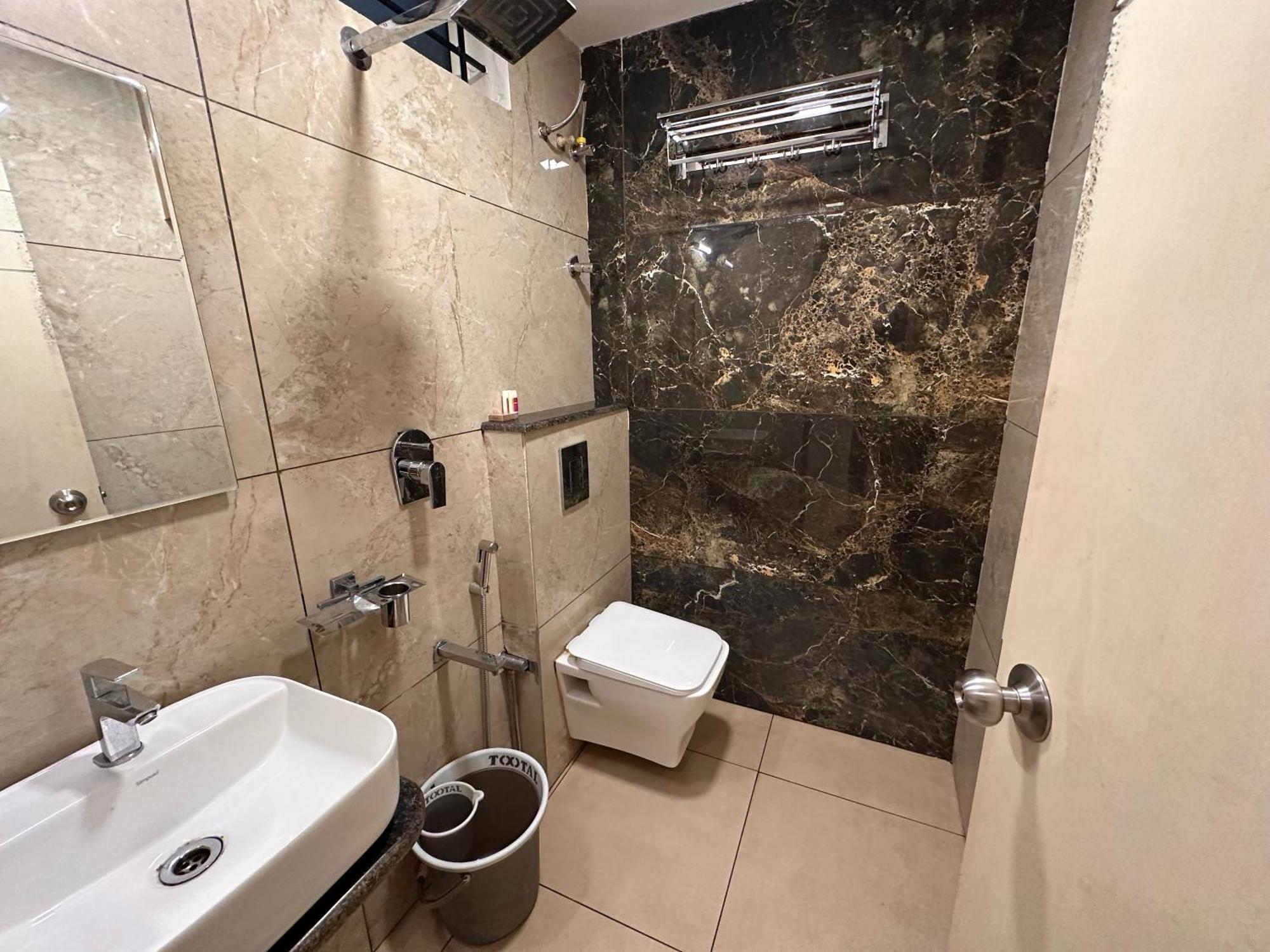 Collection O Local Square | Whitefield Hotel บังกาลอร์ ภายนอก รูปภาพ